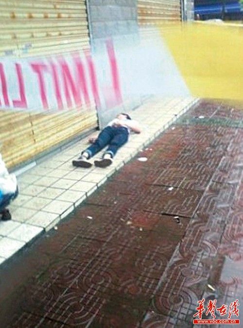 20120605143710 图:大学男生连续上网6小时猝死 倒在回校路上