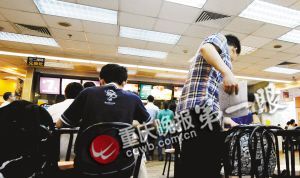 20120507201928 学生抄作业“创意”不少 相机QQ百度全是工具