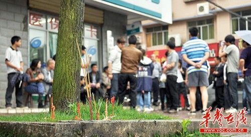 [图]大学男生连续上网6小时猝死 倒在回校路上